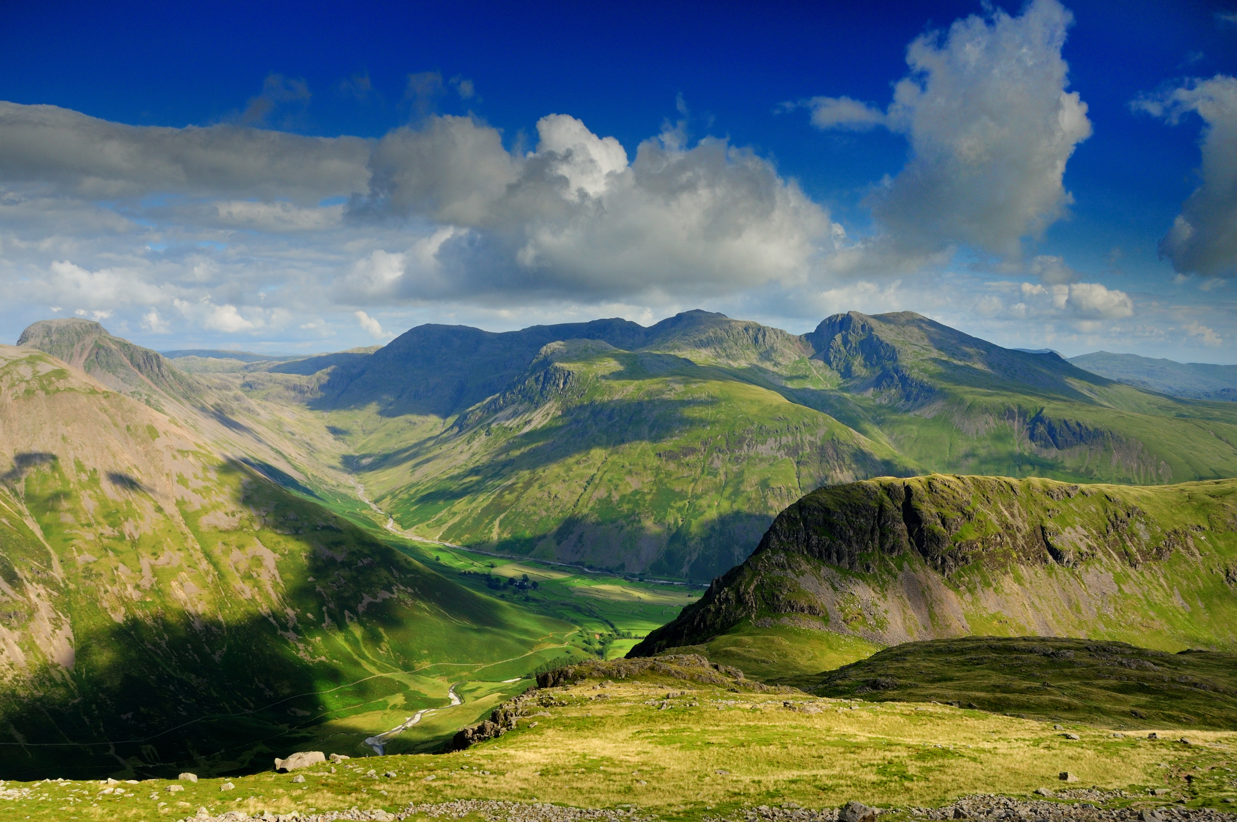 Mountains of great britain. Национальный парк "Лейк-Дистрикт" в Великобритании. Гора Скофел Пайк. Камберлендские горы Великобритания. Пеннинские горы.